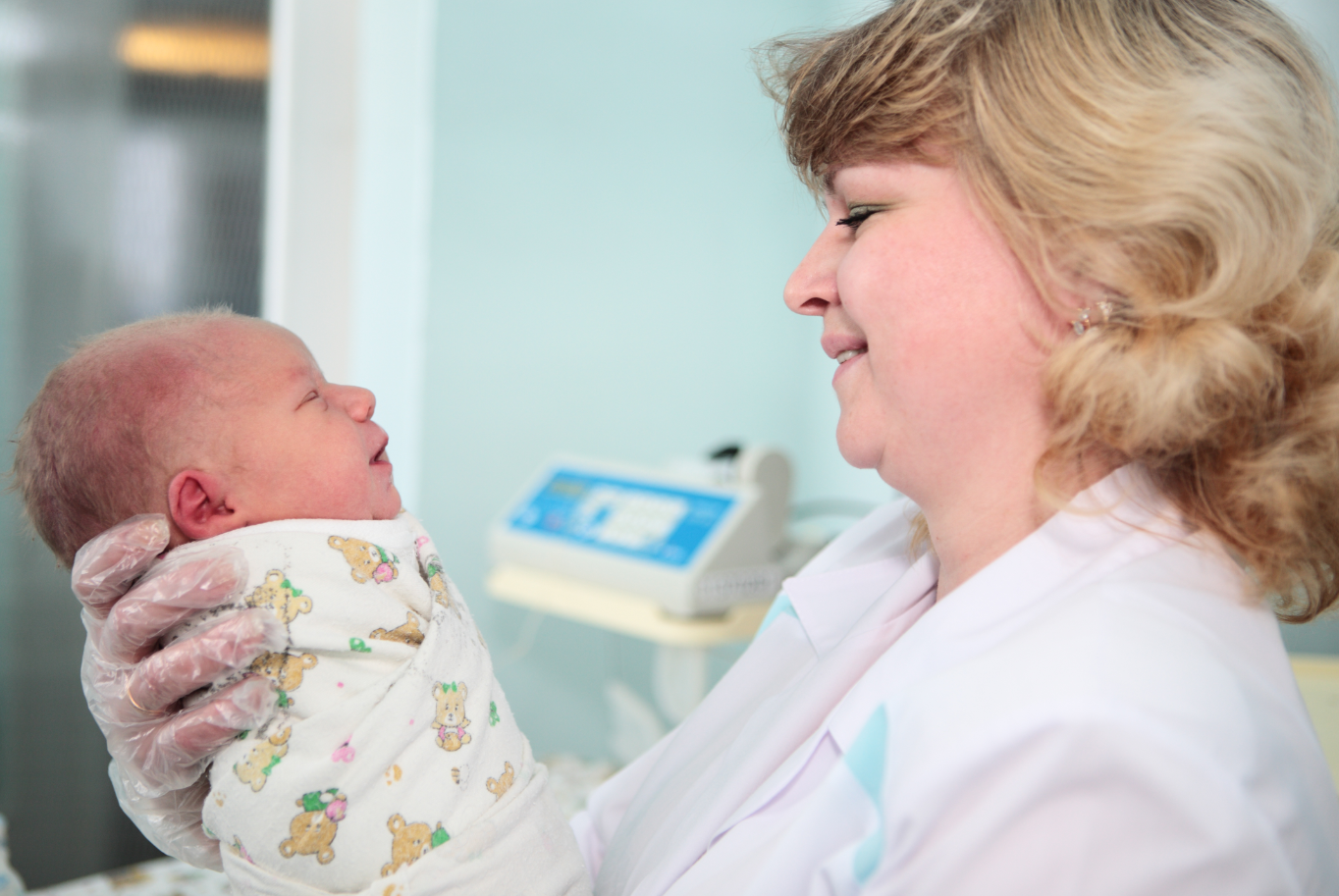 Yenidoğan Bebeğe Altın Takmak Yerine, Hemşirelik Hizmeti Hediye Ediliyor